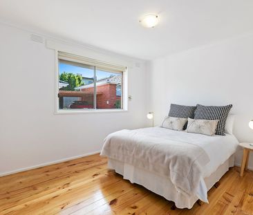 MODERN GROUND-FLOOR LIVING! - Photo 4