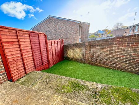 2 bedroom ground floor flat to rent - Photo 5