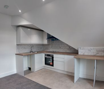 1 bed Flat in Top-floor flat Belgrave Road Torquay, TORQUAY, TQ2 5HZ - Photo 3