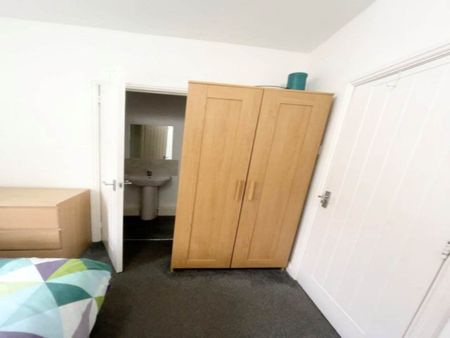 Glebe Avenue (H/S) (room 1), Kirkstall, Leeds - Photo 4