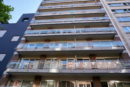Centraal gelegen appartement met 2 slaapkamers en autostaanplaats. - Photo 2