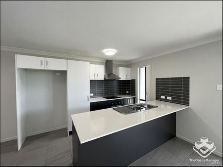 3 Bedroom Modern Home - Photo 3