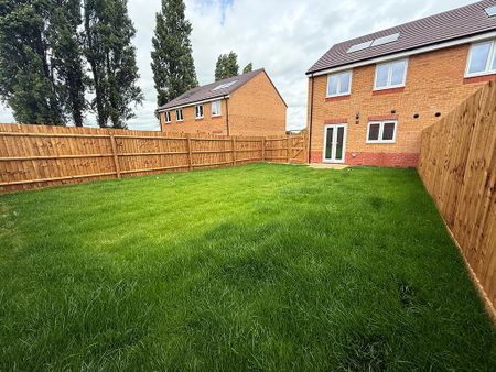3 bedroom semi-detached house to rent - Photo 3