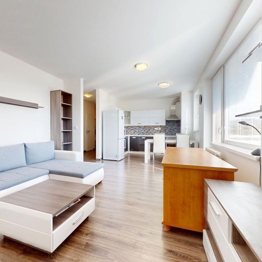 RentHub | Priestranný 2,5-izb. byt s walk-in šatníkom | parkovanie | - Photo 1