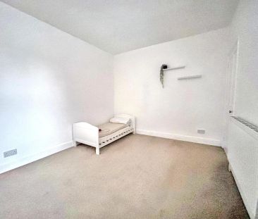 **LET AGREED**- 3 Bedroom Mid-Terrace Home within popular & conveni... - Photo 6