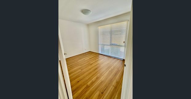 Renovated, Light-Filled Living Walk to Station & Eastland - Photo 1