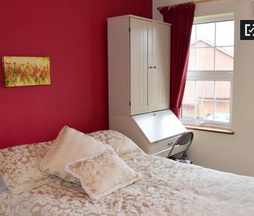 Lovely room in 3-bedroom house in Terenure, Dublin - Photo 5