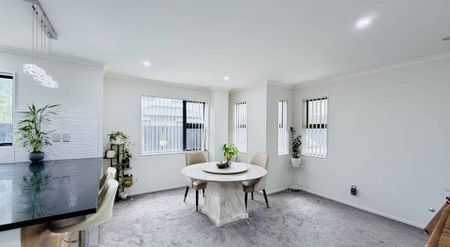 Spacious 5-Bedroom Family Home - Modern & Comfort! - Photo 3