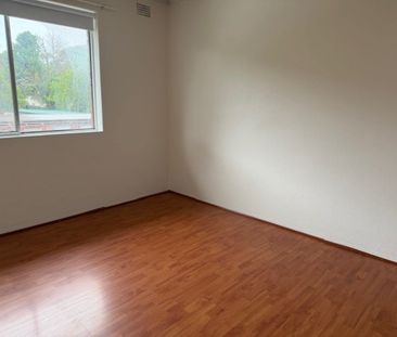 Conveniently located with new kitchen - Photo 2