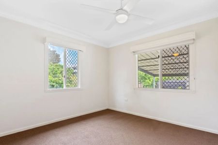 Comfortable Family Home with Sunroom & Timber Deck. CONTACT JULIE SYKES 0438 050 110. - Photo 4
