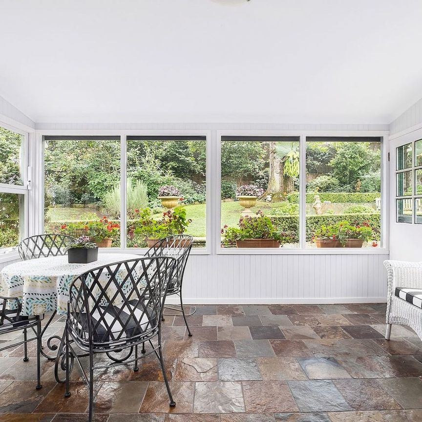 Spacious 5 bedrooms Family Home with Pool - Photo 1