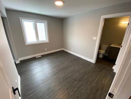 65 Gardiner St - Unit 2, 4 bed, 4 bath STUDENT RENTAL AVAILABLE MAY 2025 - Photo 3