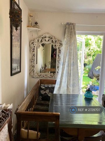 1 bedroom in a flat share to rent - Photo 2