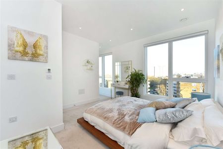 Two bedroom, two bathroom penthouse apartment with a wraparound roof terrace with panoramic views of London. - Photo 4