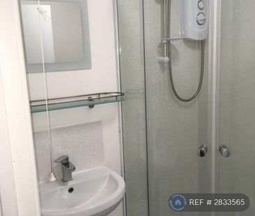 3 bedroom flat to rent - Photo 6