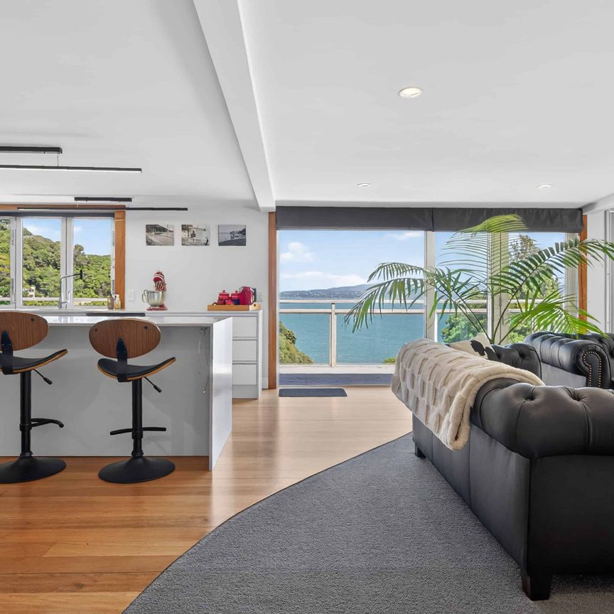 Days Bay, 7 Bedroom 3 Bathroom - Photo 1