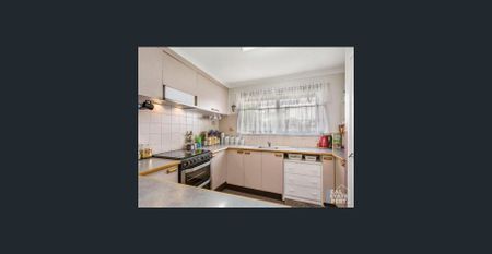 Spacious Family Home in Prime Cranbourne Location - Photo 3