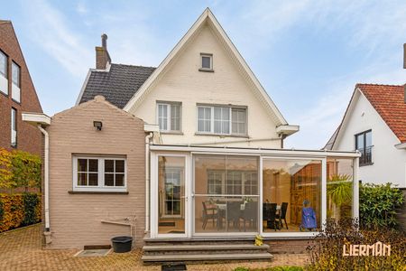 Instapklare gezinswoning met 3 SLKS, garage en tuin op toplocatie! - Foto 4