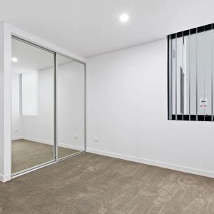MODERN 2 BEDROOM APARTMENT - Photo 2