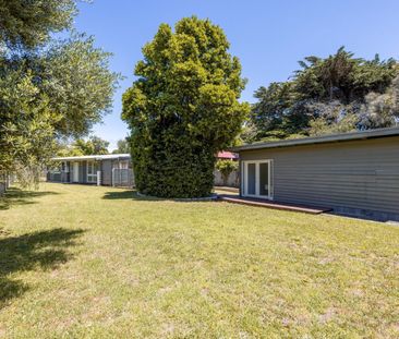Coastal Charm Just Minutes from the Heart of Town - Fully Furnished - Photo 6