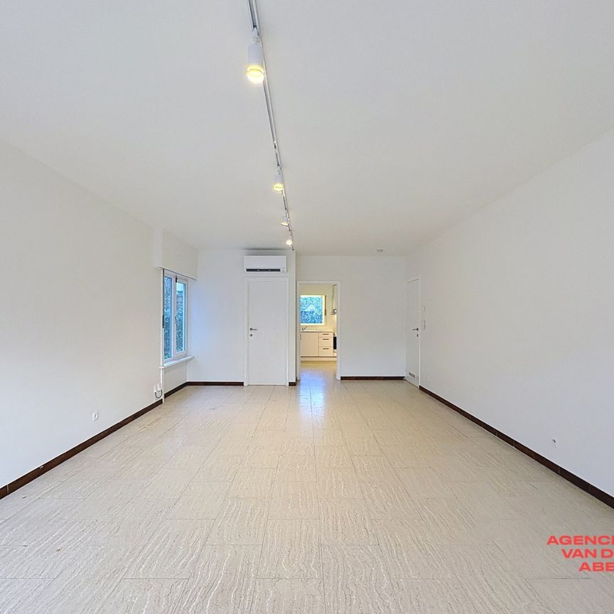 Gelijkvloers appartement met 2 slaapkamers, ruime garage en tuin - Photo 1