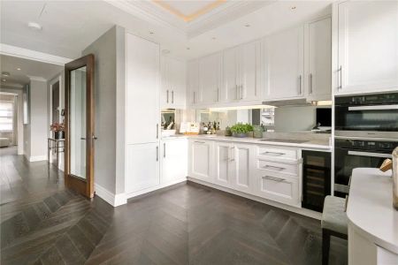 2 bedroom flat in Kensington - Photo 4