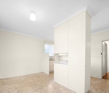 Beautiful family home positioned in a highly desirable location. - Photo 1