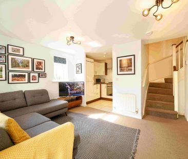 2 bedroom mews to rent - Photo 2