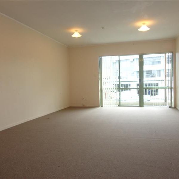 Mount Eden, 2 bedrooms, 2 car parks, spacious inside and out! - Photo 1