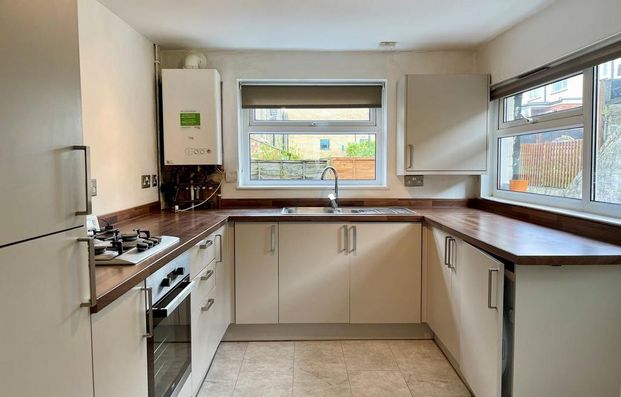 2 bedroom end of terrace house to rent - Photo 1