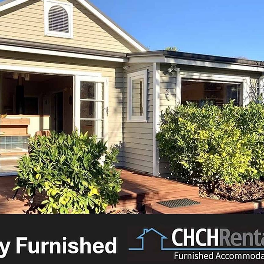 Gorgeous retro style fully furnished immaculate cottage! - Photo 1