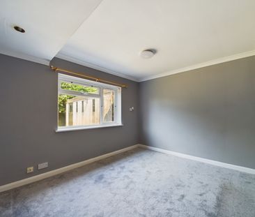 3 bedroom Bungalow in Brunel Road, Maidenhead - Photo 1