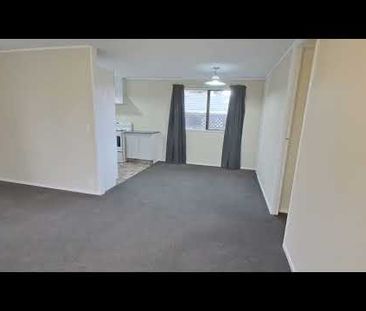 Comfy 3 Bedroom Home with Garden - Photo 5