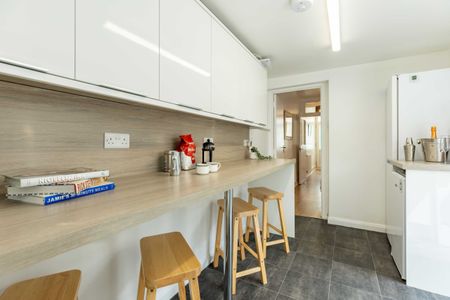 Room 1 - Photo 4