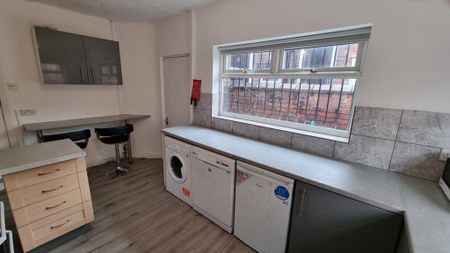 5 bedroom terraced house to rent - Photo 2