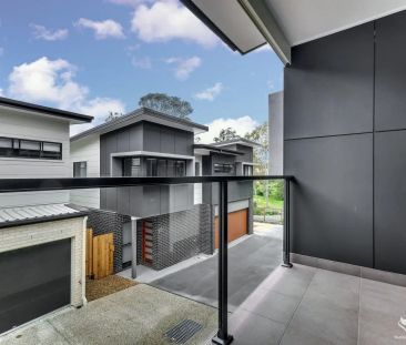 “SPACIOUS & STUNNING 4 BEDROOM TOWN HOME” - Photo 2