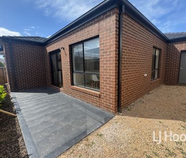 Spacious 4-Bedroom Family Home in Harpley Estate - Werribee - Photo 1