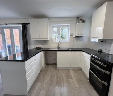 4 bedroom semi-detached house to rent - Photo 2