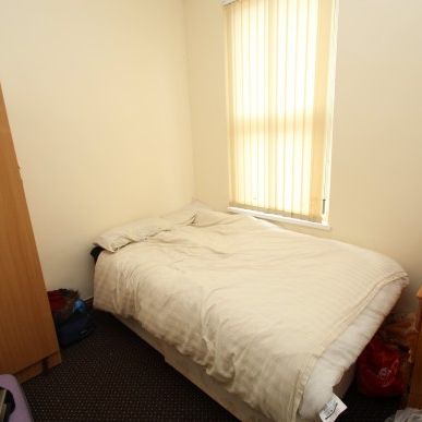 3 Bed - Elizabeth Street, Hyde Park, Leeds - Photo 1