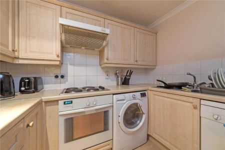 1 bedroom flat in London - Photo 3