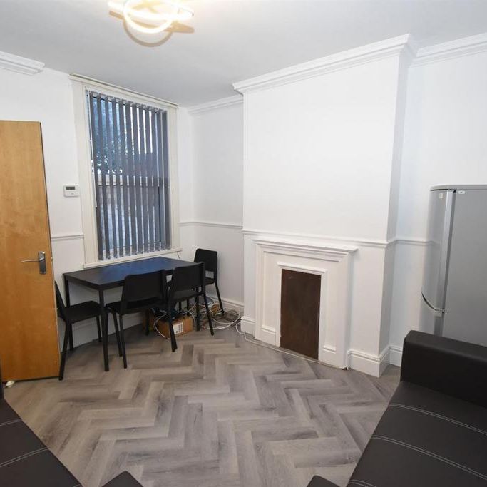 6 bedroom house to rent - Photo 1