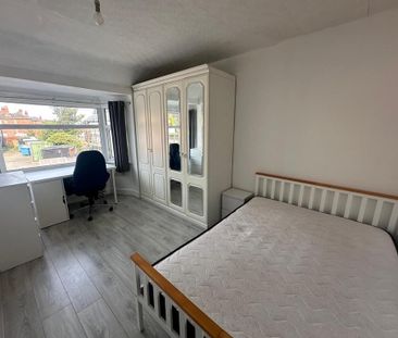 4 bedroom semi-detached house to rent - Photo 3