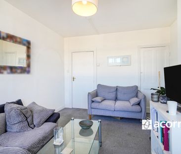 Flat to rent - Kennington Lane, London, SE11 - Photo 2