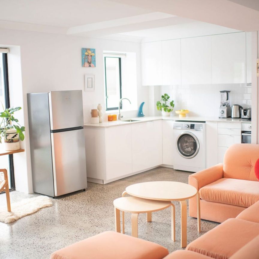 Stylish, Renovated Bondi Beach Unit with access to Rooftop and Courtyard - Photo 1