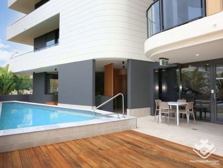 Modern 2-Bedroom Apartment with stunning Broadwater Views - Photo 2