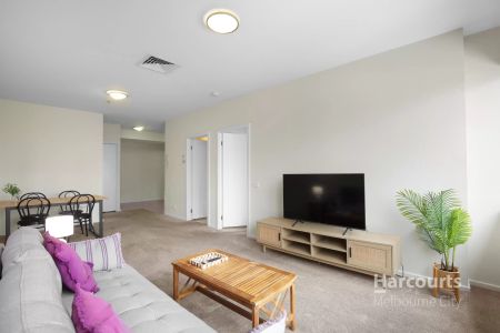Light, Bright & Spacious Two Bedroom Apartment - Furnished! - Photo 2