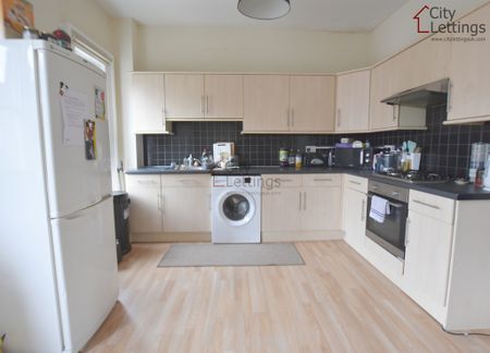 3 Bedroom Flat - Photo 3