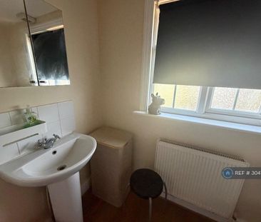 1 bedroom in a house share to rent - Photo 4
