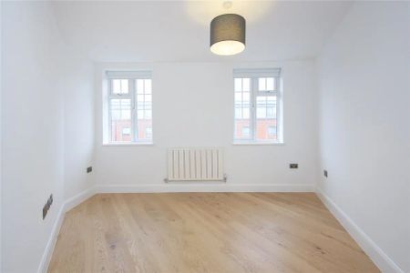 2 bedroom flat in London - Photo 5