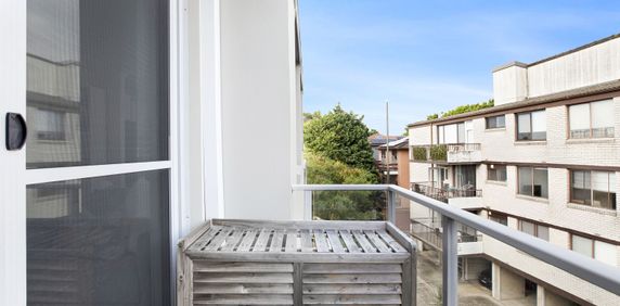 Stylish Top Floor Apartment on the Edge of North Bondi - Photo 2